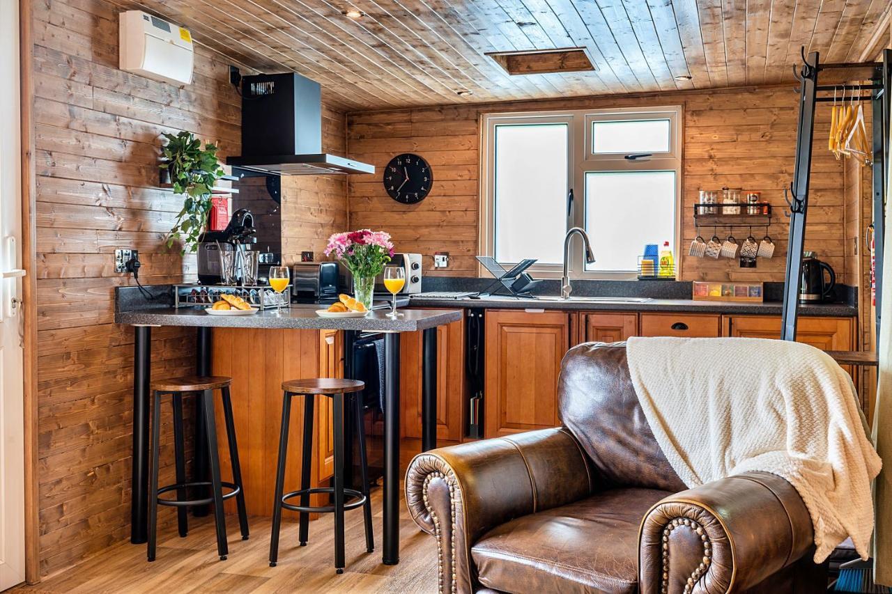 Finest Retreats - Trevoya Cabin ローンソン エクステリア 写真